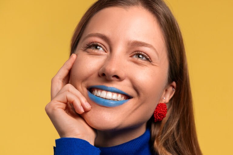 Mulher sorridente refletindo sobre preparo dental para facetas na Adachi Odontologia em Santo André, com dentes brancos e alinhados.
