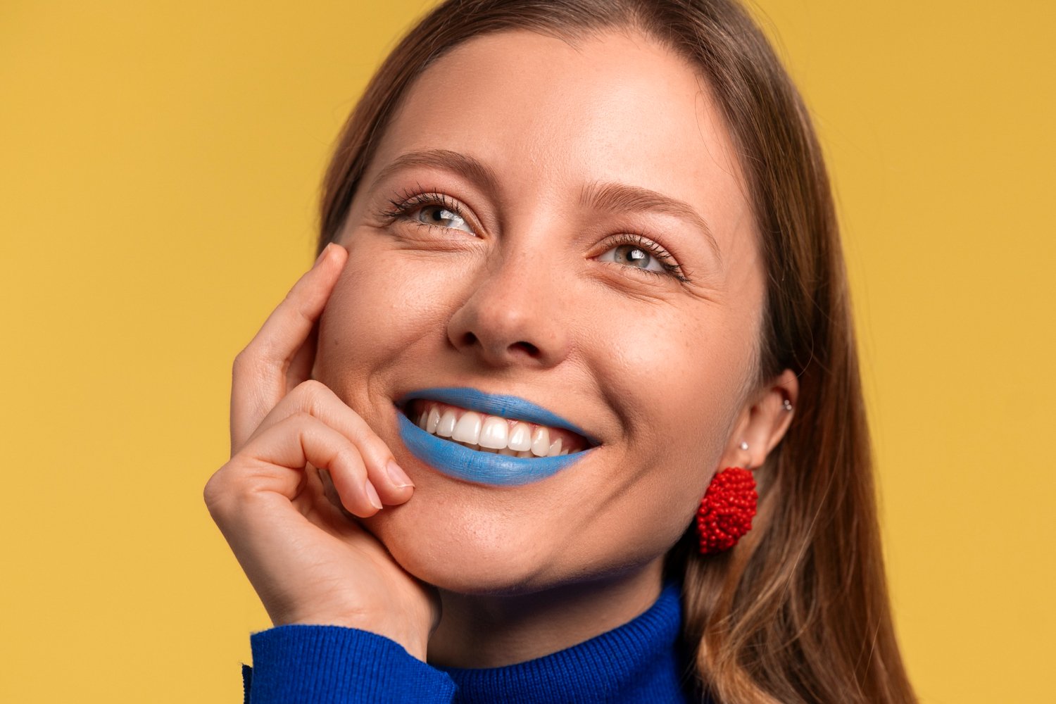 Mulher sorridente refletindo sobre preparo dental para facetas na Adachi Odontologia em Santo André, com dentes brancos e alinhados.